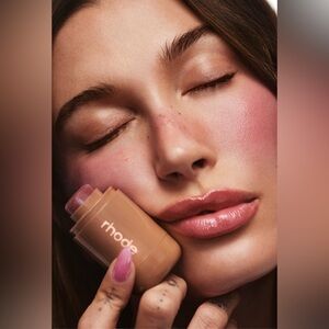 Rhode Pocket Blush in “Sleepy Girl”